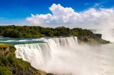 Amerika 'nın Niagara Şelalesi' ndeki Amerikan Şelalesi manzarası