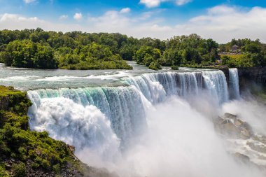 Amerika 'nın Niagara Şelalesi' ndeki Amerikan Şelalesi manzarası