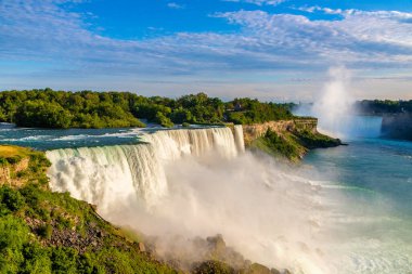 Amerika 'nın Niagara Şelalesi' ndeki Amerikan Şelalesi manzarası