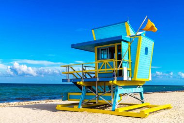 Güney sahilinde cankurtaran kulesi, güneşli bir günde Miami Sahili, Florida