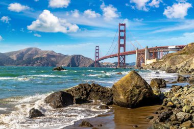 Golden Gate Köprüsü, San Francisco, Kaliforniya 'daki Marshall plajından görüldü.