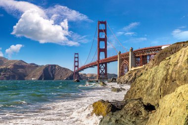 Golden Gate Köprüsü, San Francisco, Kaliforniya 'daki Marshall plajından görüldü.