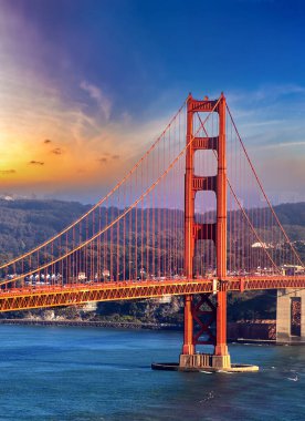 San Francisco, Kaliforniya 'daki Golden Gate Köprüsü' nün günbatımında panoramik görüntüsü, ABD
