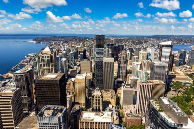 Seattle, ABD 'de güneşli bir günde Seattle iş bölgesinin panoramik hava manzarası