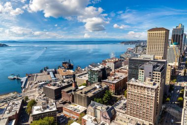 Seattle, ABD 'de güneşli bir günde Seattle iş bölgesinin panoramik hava manzarası