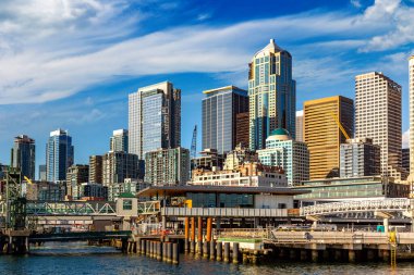 Elliott Körfezi 'ndeki Seattle manzarasının panoramik görüntüsü güneşli bir günde, Washington, ABD