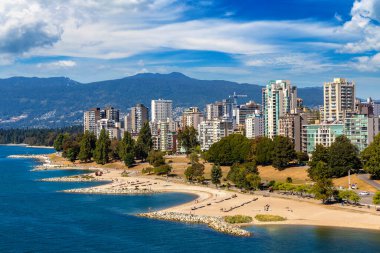 Güneşli bir günde Vancouver 'daki False Creek ve Sunset Beach Park' ın panoramik hava görüntüsü