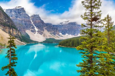 Moraine Gölü 'nün panoramik manzarası, Kanada Banff Ulusal Parkı