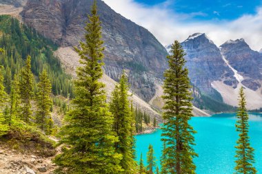 Moraine Gölü 'nün panoramik manzarası, Kanada Banff Ulusal Parkı