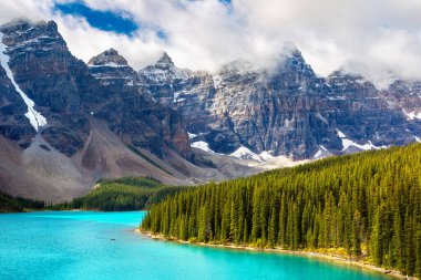 Moraine Gölü 'nün panoramik manzarası, Kanada Banff Ulusal Parkı