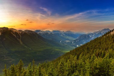 Gün batımında Banff Ulusal Parkı 'ndaki Bow Valley' in panoramik hava manzarası, Kanada Kayalıkları