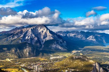 Banff Ulusal Parkı 'ndaki Bow Valley' deki Banff şehrinin panoramik hava manzarası, Kanada Kayalıkları