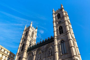 Montreal 'deki Notre-Dame Bazilikası güneşli bir günde, Quebec, Kanada