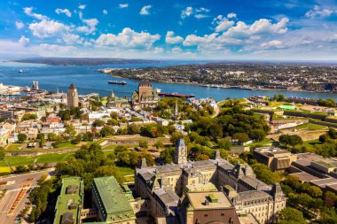 Güneşli bir günde Quebec şehrinin panoramik hava manzarası, Kanada