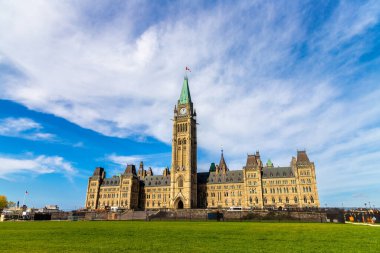 Kanada Parlamentosu 'nun Ottawa' daki Parlamento tepesinde güneşli bir günde, Kanada