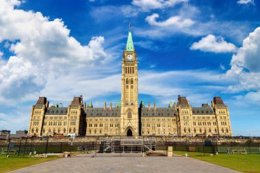 Kanada Parlamentosu 'nun Ottawa' daki Parlamento tepesinde güneşli bir günde, Kanada