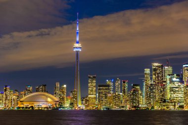 Toronto 'nun panoramik manzarası geceleyin gökyüzü, Ontario, Kanada