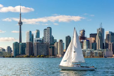 Güneşli bir günde Toronto ufuk çizgisinin panoramik manzarası ve yelkenli teknesi, Ontario, Kanada