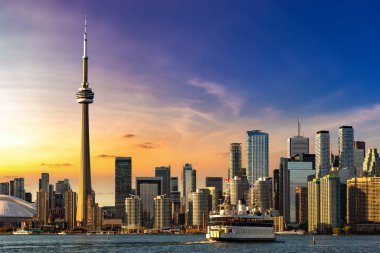 Toronto 'nun panoramik manzarası gökyüzü ve gün batımında feribot, Ontario, Kanada