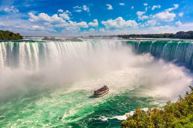 Kanada 'da Niagara Şelaleleri, At nalı Şelaleleri ve Niagara Şelaleleri, Ontario, Kanada' da güneşli bir günde tekne turları