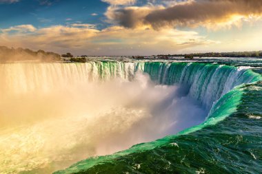 Kanada 'da Niagara Şelalesi' nin yan manzarası, Niyagara Şelalesi 'nde gün batımında Horseshoe Şelalesi, Kanada