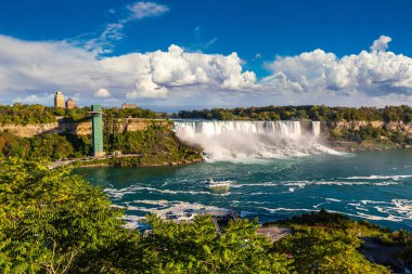 Kanada 'nın Niagara Şelaleleri, Amerika Şelaleleri, Niagara Şelaleleri, Ontario, Kanada' da güneşli bir günde