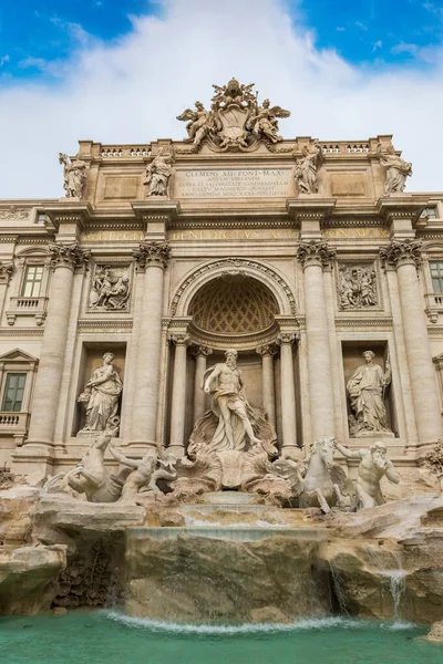 在罗马 意大利在炎热的夏天 特雷维喷泉 — 图库照片