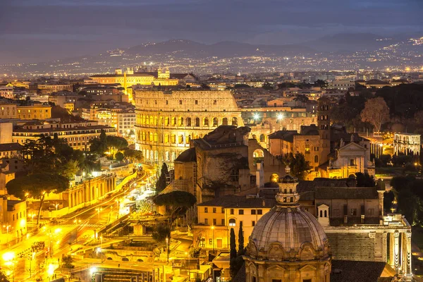 Panoramisch Uitzicht Het Colosseum Tijdens Een Zomernacht Rome Italië — Stockfoto