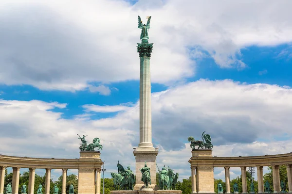 美しい夏の日にハンガリーのブダペスト ヒーロズ スクエアのミレニアム記念碑 — ストック写真