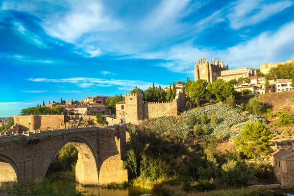 大桥在托莱多 西班牙圣马丁美丽夏季的一天 — 图库照片