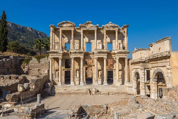 在一个美丽的夏日里 土耳其以弗所古城的塞尔修斯图书馆的废墟 — 图库照片