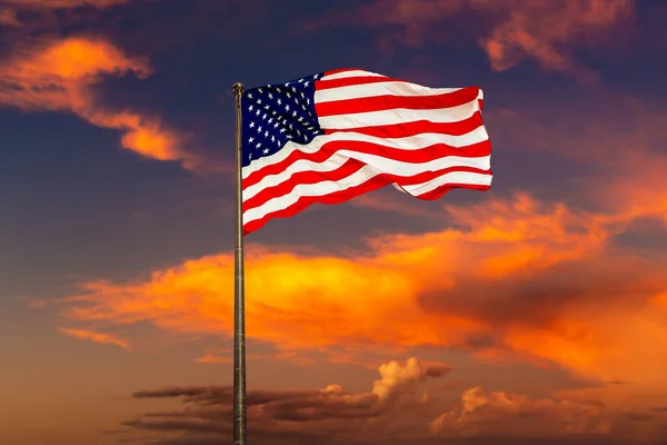 Usa Vlajka Vlnící Proti Západu Slunce Oblohy Krásným Mrakem — Stock fotografie