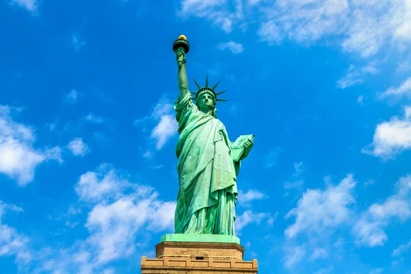 Freiheitsstatue Vor Blauem Himmel Mit Wunderschönem Wolkenhintergrund New York City — Stockfoto