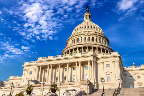 Здание Капитолия США в летний день в Вашингтоне, США