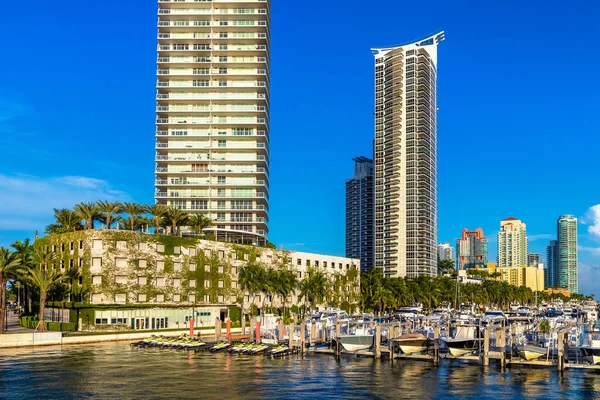 Boats Docked Residential Buildings Miami Beach Sunny Day Florida Usa — Stock Photo, Image
