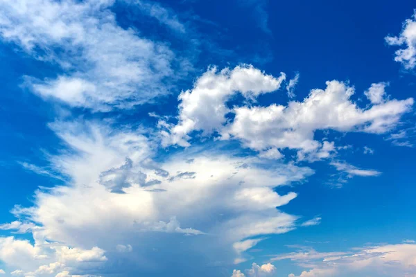 Bir Yaz Gününde Gökyüzü Arkaplanı — Stok fotoğraf