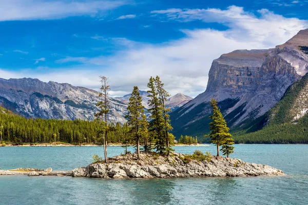 Malý Ostrov Jezera Minnewanka Národním Parku Banff Kanada — Stock fotografie