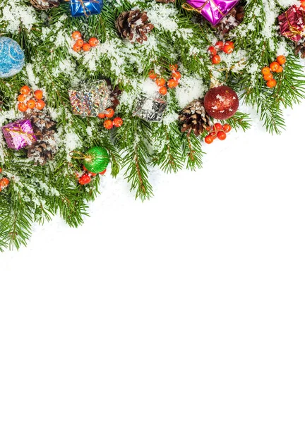Рождественский Фон Шарами Украшениями Снегом Ягоды Падуба Конусы Изолированы Белом — стоковое фото