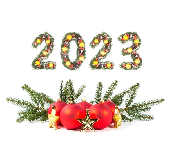 Rote Weihnachtskugel Und 2023 Zahl Durch Weihnachtsbaumzweige Isoliert Auf Weißem — Stockfoto