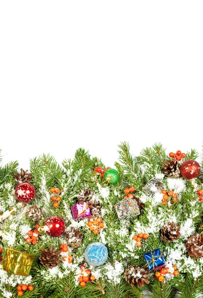 Різдвяний Фон Кульками Прикрасами Снігом Голлівудська Ягода Конуси Ізольовані Білому — стокове фото