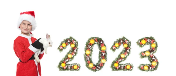 Ano Novo Chinês Menino Segurando Coelho Natal 2023 Número Feito — Fotografia de Stock