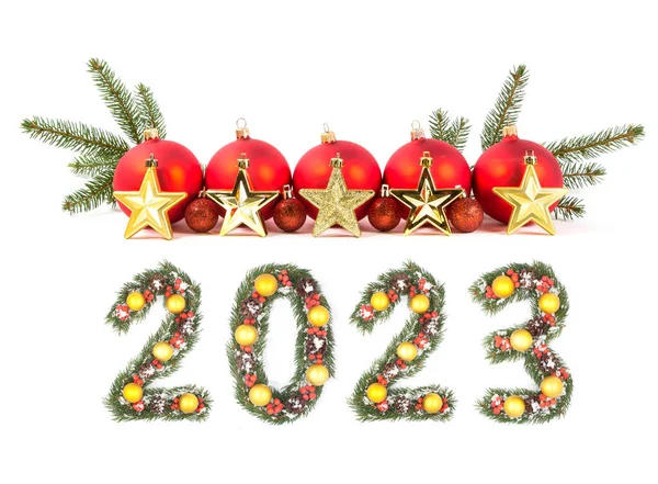 红色圣诞球和2023个数字 由白色背景隔离的圣诞树枝制成 — 图库照片