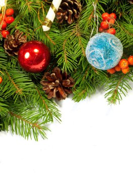 Beyaz arka planda izole edilmiş toplar ve dekorasyonlarla Noel arkaplanı