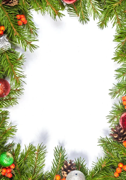 Weihnachten Hintergrund Mit Kugeln Und Dekorationen Isoliert Auf Weißem Hintergrund — Stockfoto