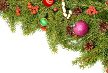 Beyaz arka planda izole edilmiş toplar ve dekorasyonlarla Noel arkaplanı