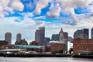 Güneşli bir günde Boston şehir manzarasının panoramik manzarası, ABD