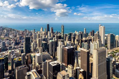 Chicago ve Michigan Gölü 'nün panoramik şehir manzarası güneşli bir günde, Illinois, ABD