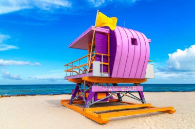 Güney sahilinde cankurtaran kulesi, güneşli bir günde Miami Sahili, Florida