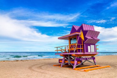 Güney sahilinde cankurtaran kulesi, güneşli bir günde Miami Sahili, Florida
