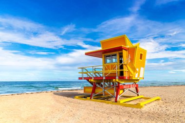 Güney sahilinde cankurtaran kulesi, güneşli bir günde Miami Sahili, Florida